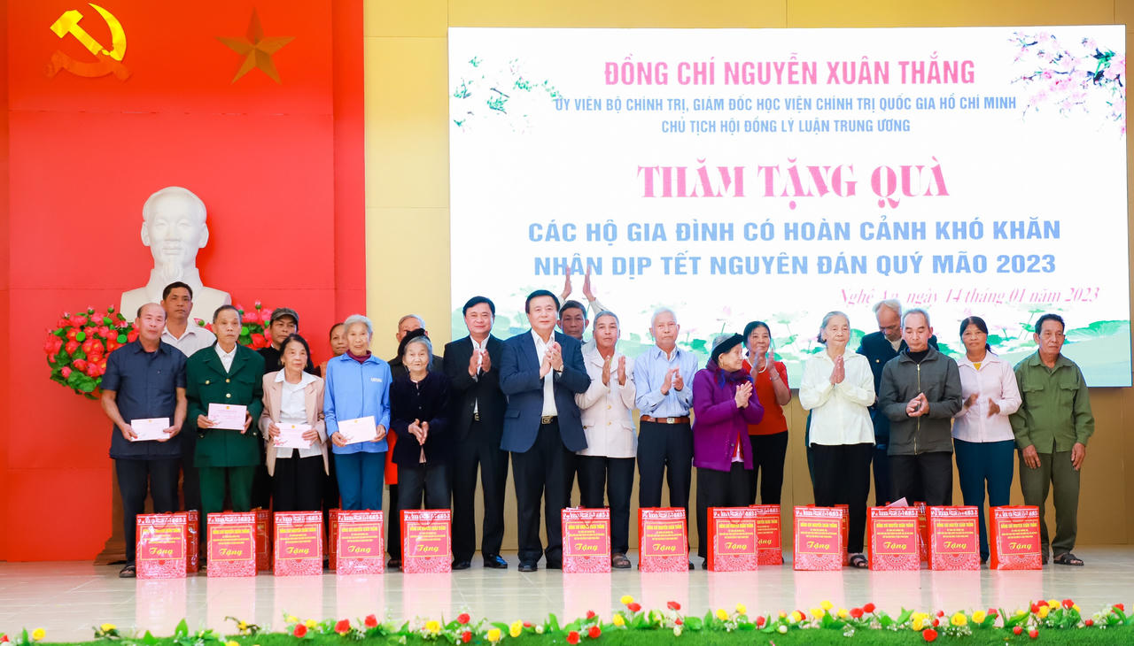 Giám đốc Học viện Chính trị Quốc gia Hồ Chí Minh thăm, làm việc và trao quà Tết tại Nghệ An