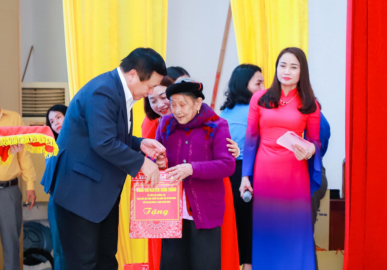 Giám đốc Học viện Chính trị Quốc gia Hồ Chí Minh thăm, làm việc và trao quà Tết tại Nghệ An