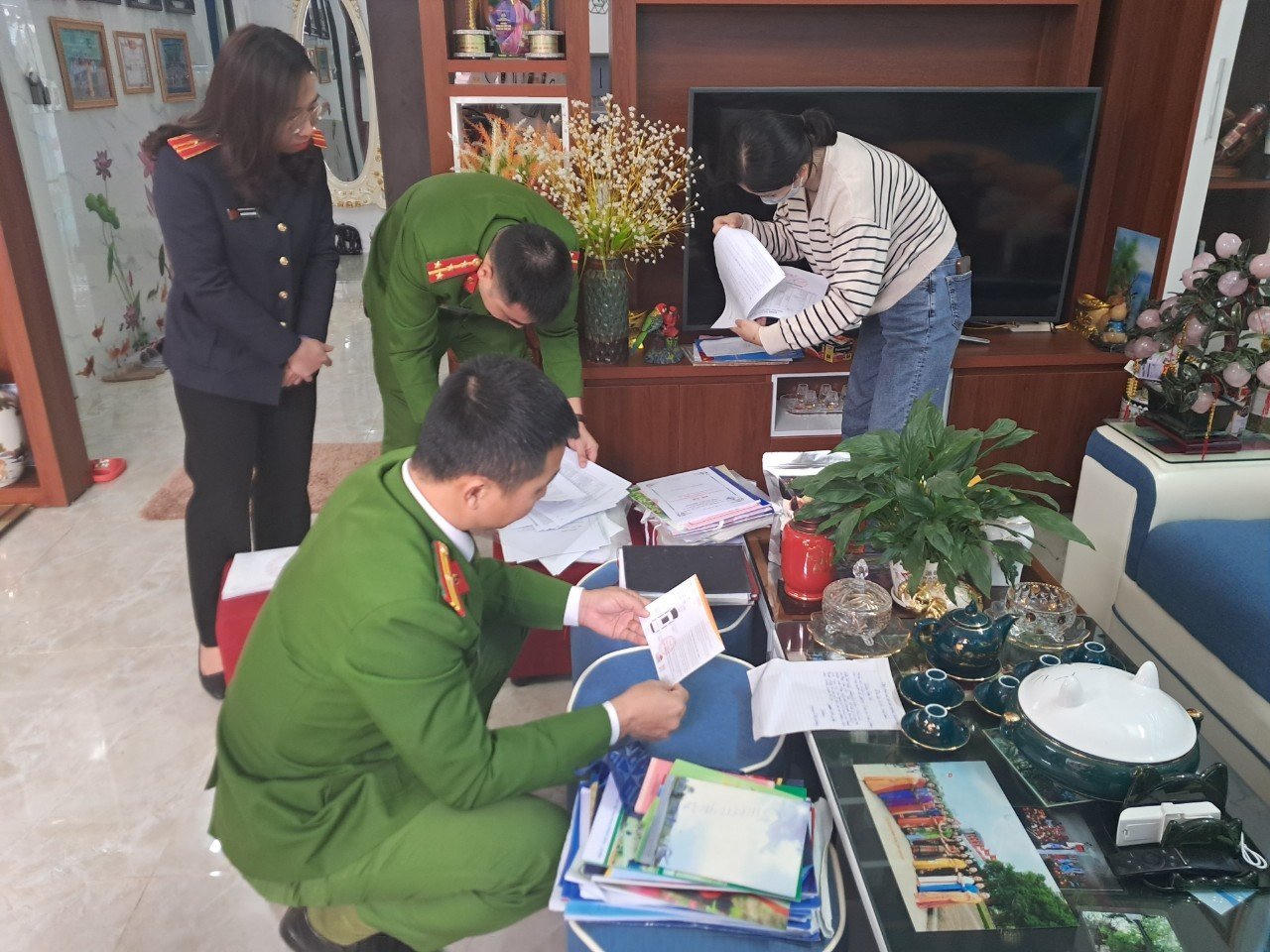 Người phụ nữ nhận 'bảo kê' 70 ô tô tải, trục lợi hơn 5 tỷ đồng