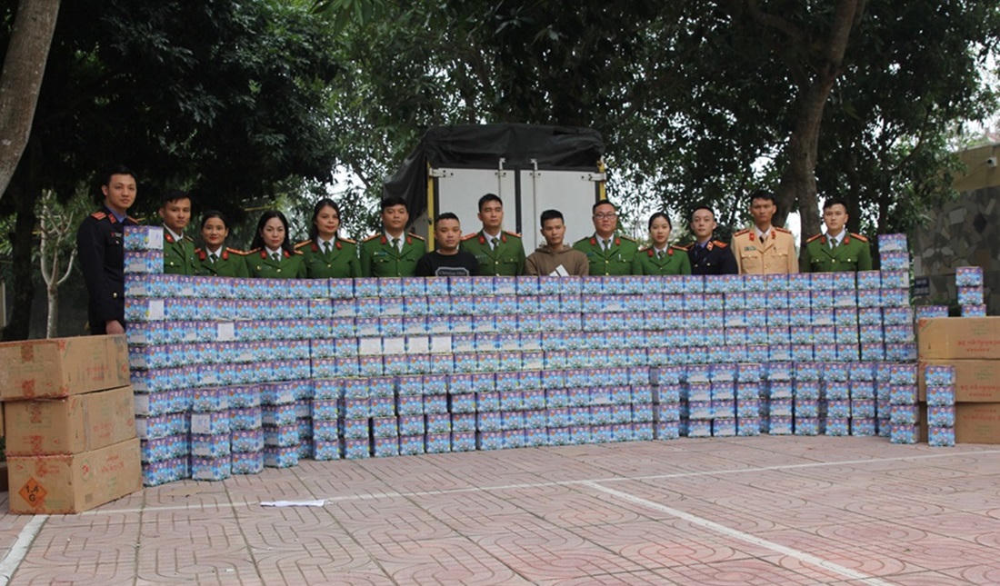 Bắt giữ hai đối tượng cất giấu gần 1,5 tấn pháo trong nhà hoang bán Tết