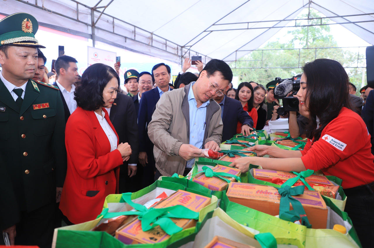 Chủ tịch nước chung vui 'Tết nhân ái' với bà con xã biên giới ở Nghệ An