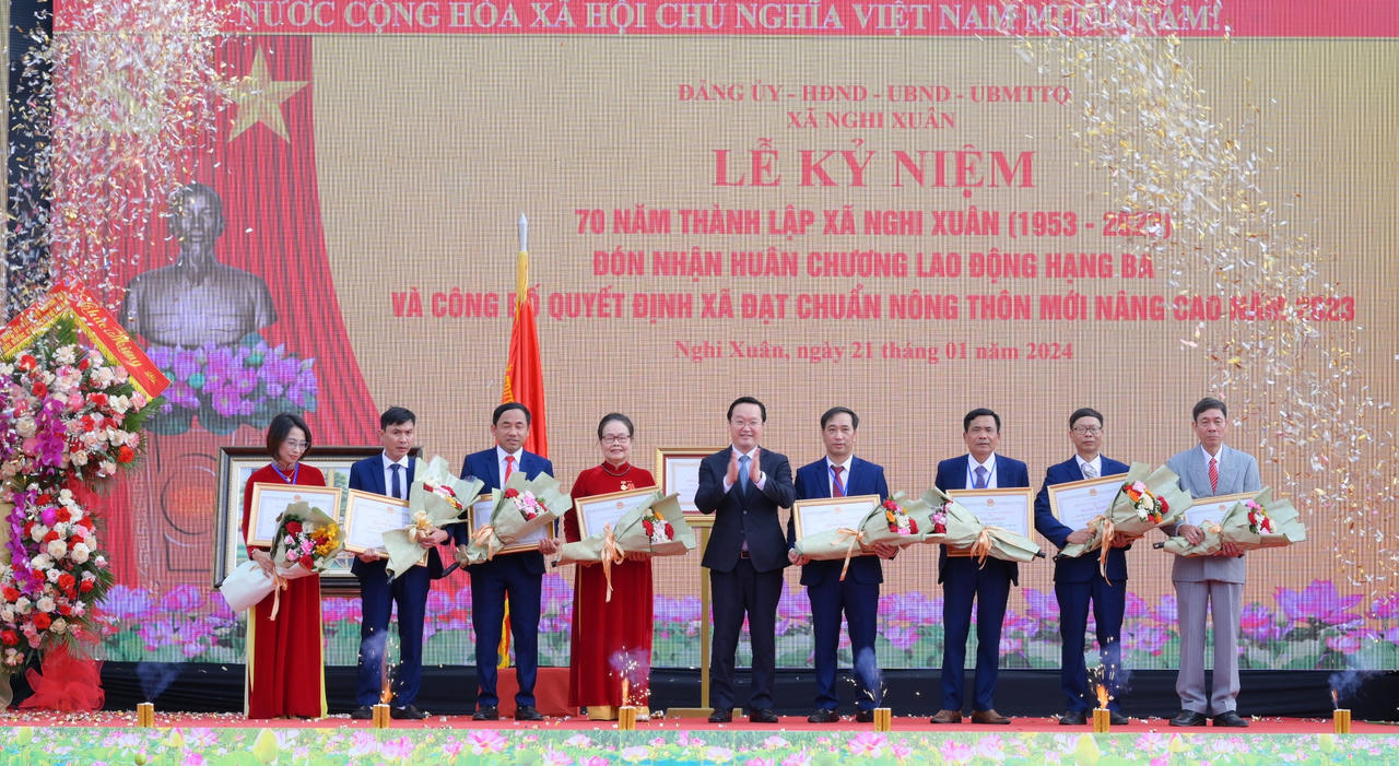Chủ tịch Quốc hội dự lễ đón nhận Huân chương lao động hạng Ba, công bố xã đạt chuẩn nông thôn mới nâng cao tại Nghệ An