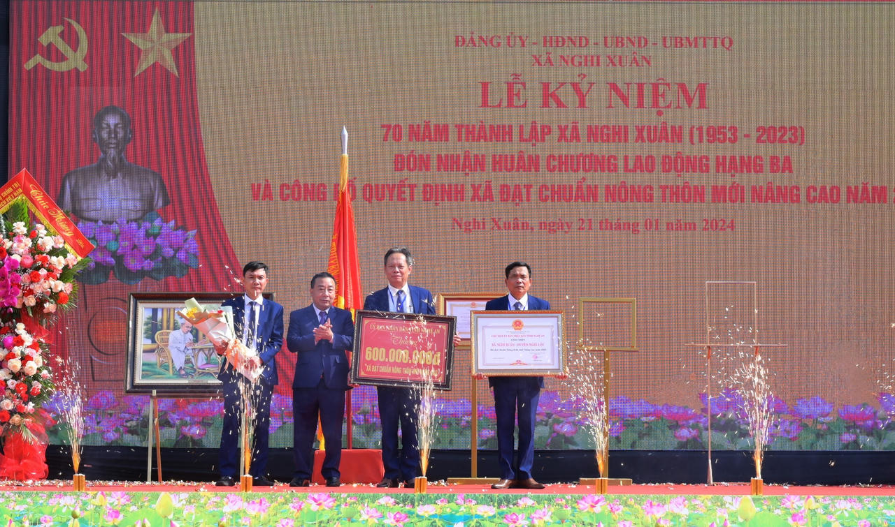 Chủ tịch Quốc hội dự lễ đón nhận Huân chương lao động hạng Ba, công bố xã đạt chuẩn nông thôn mới nâng cao tại Nghệ An