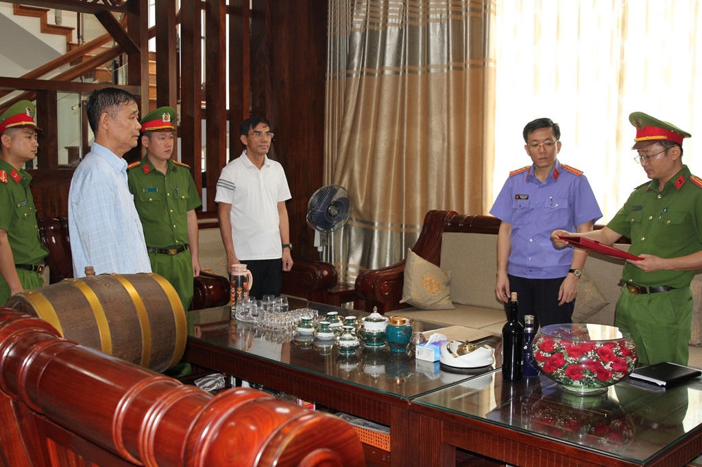 Khởi tố, bắt tạm giam Chủ tịch UBND và 3 cán bộ thị xã Cửa Lò vì nhiều sai phạm