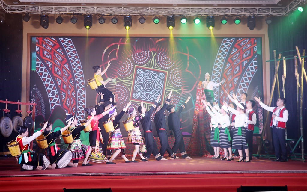 Sôi nổi Liên hoan Nghệ thuật trình diễn Dân gian các dân tộc thiểu số tỉnh Nghệ An