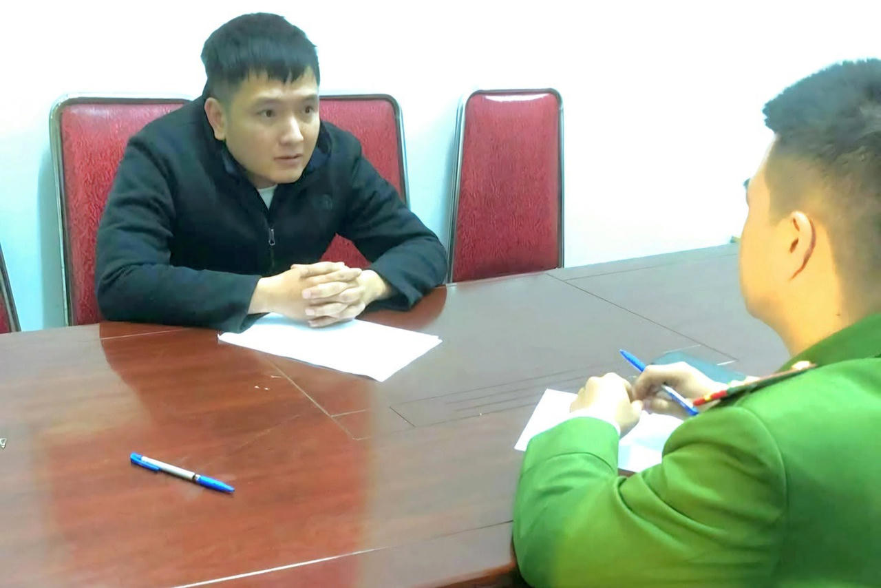 Tạm giữ hình sự người đánh nam sinh mặc áo shiper liên tiếp trên phố 