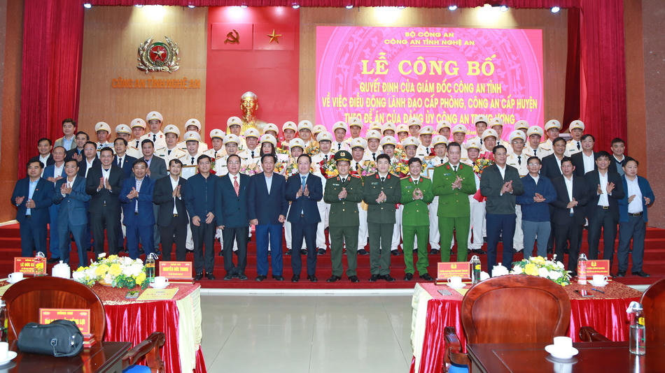 Công an Nghệ An công bố các quyết định về công tác, điều động lãnh đạo cấp phòng, và công an cấp huyện