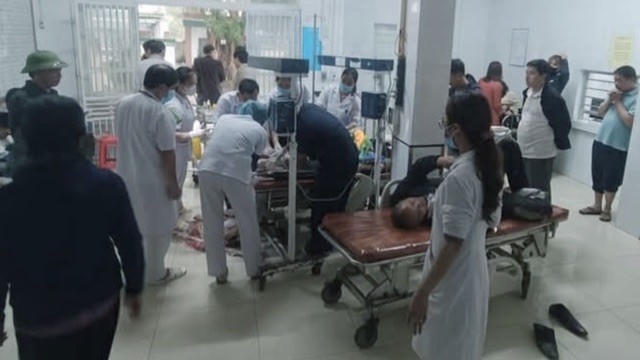 Lật ô tô chở giáo viên, học sinh tiểu học trên cao tốc 