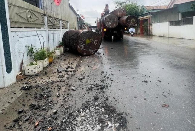 Thót tim cảnh cô gái chạy tránh khúc gỗ rơi trên ô tô xuống