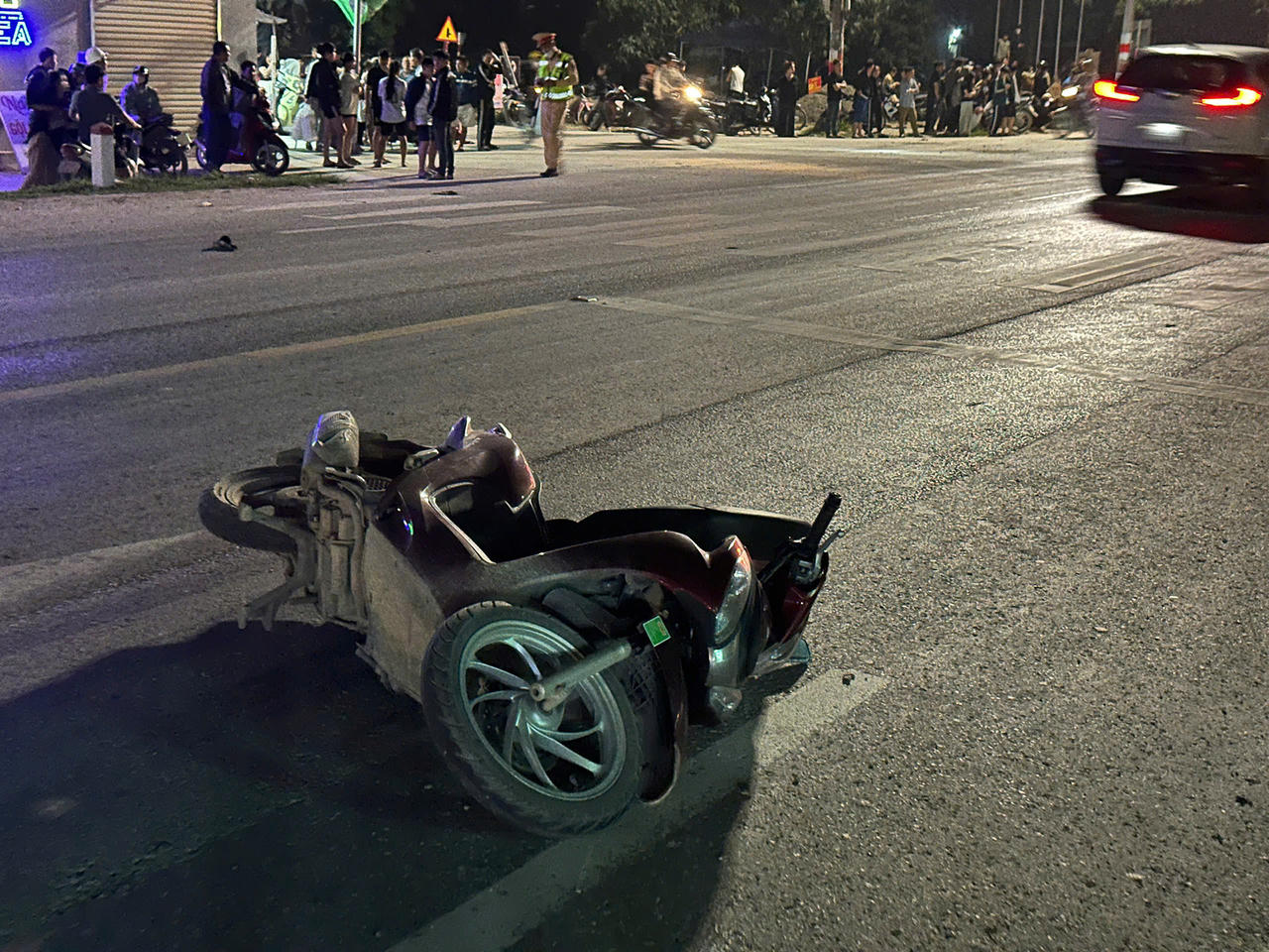 Danh tính tài xế ô tô gây tai nạn khiến 1 người chết rồi chạy trốn đến trơ vành bánh xe