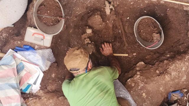 Phát hiện 9 bộ hài cốt, an táng theo tư thế ngồi bó gối dưới lòng đất tại Quỳnh Văn