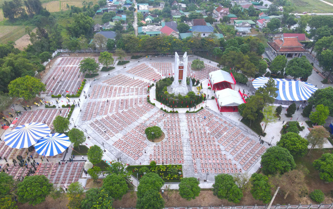 Trang trọng lễ Truy điệu và an táng 76 hài cốt liệt sĩ quân tình nguyện và chuyên gia Việt Nam hy sinh tại Lào