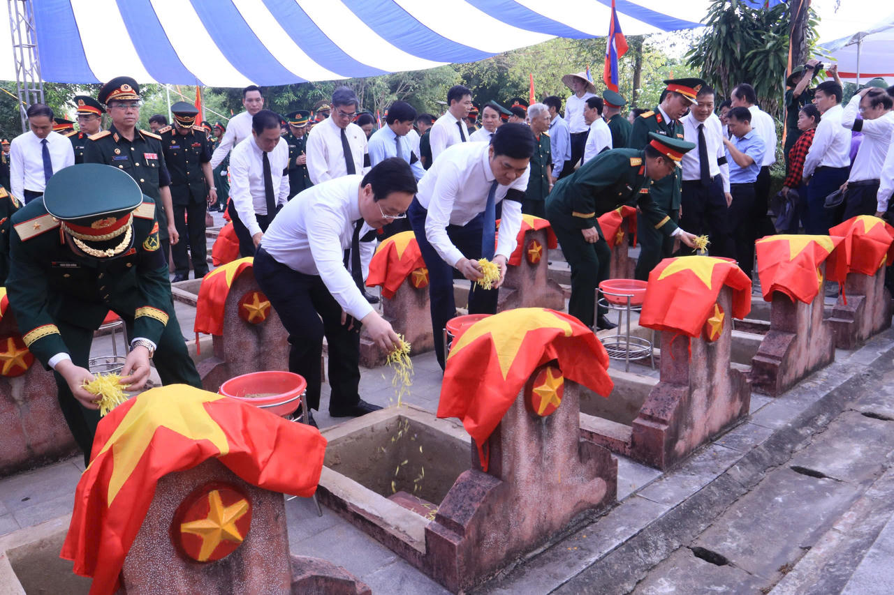 Trang trọng lễ Truy điệu và an táng 76 hài cốt liệt sĩ quân tình nguyện và chuyên gia Việt Nam hy sinh tại Lào