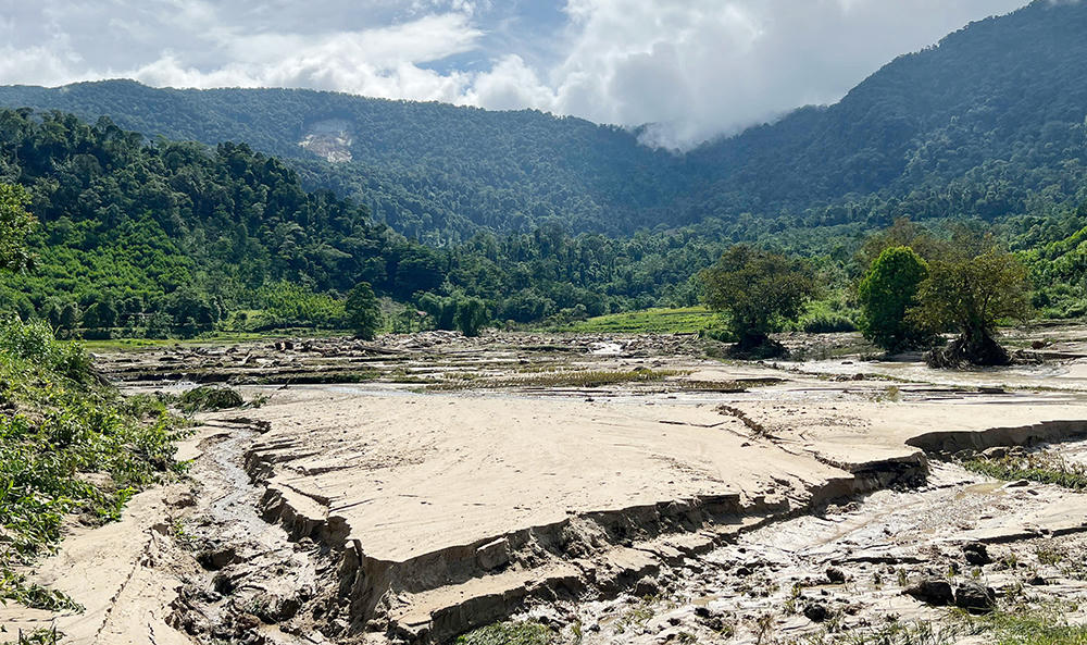 Lũ quét sập 3 nhà dân ở Nghệ An trong đêm 