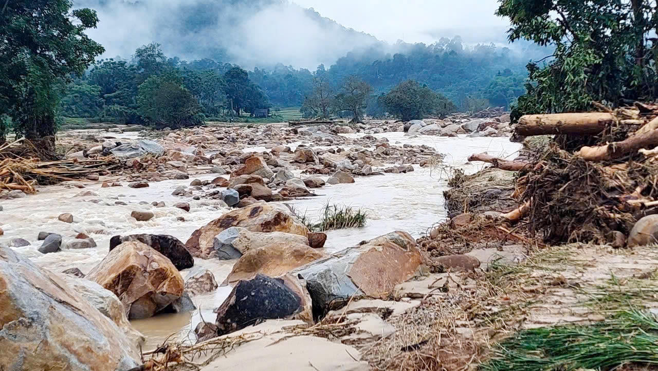 Lũ quét sập 3 nhà dân ở Nghệ An trong đêm 