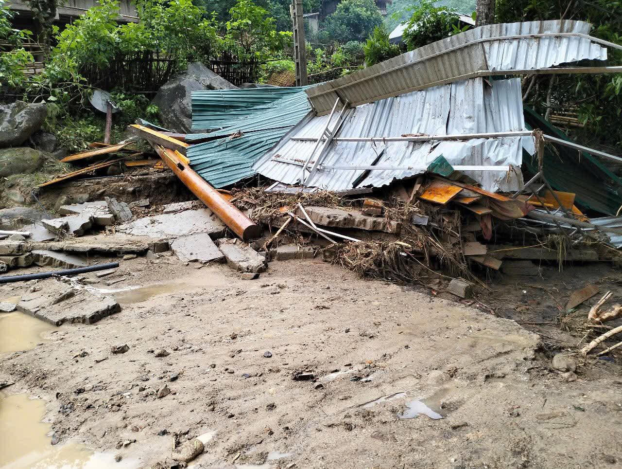 Lũ quét khiến một người đàn ông bị cuốn trôi tử vong