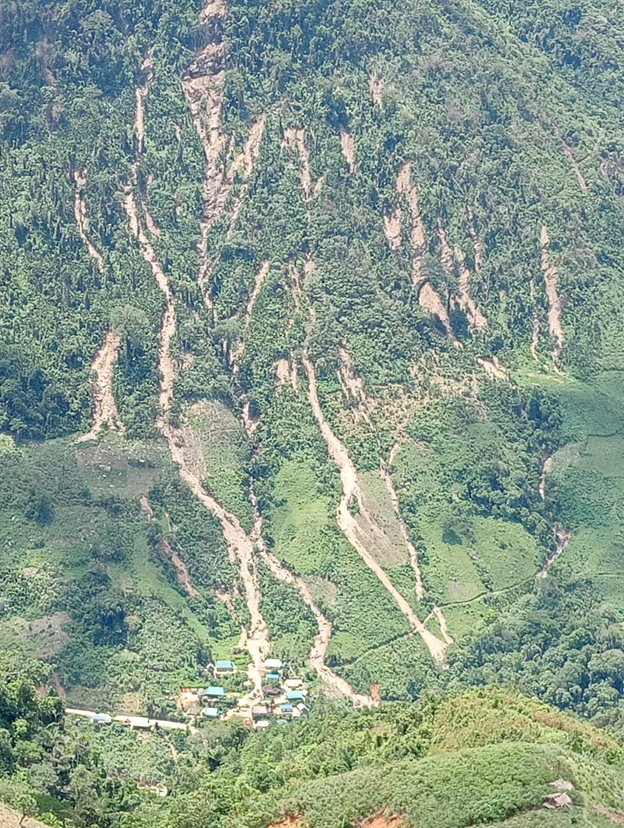 Liên tục xảy ra mưa lớn, lũ quét, Quốc lộ 16 sạt lở chia cắt 