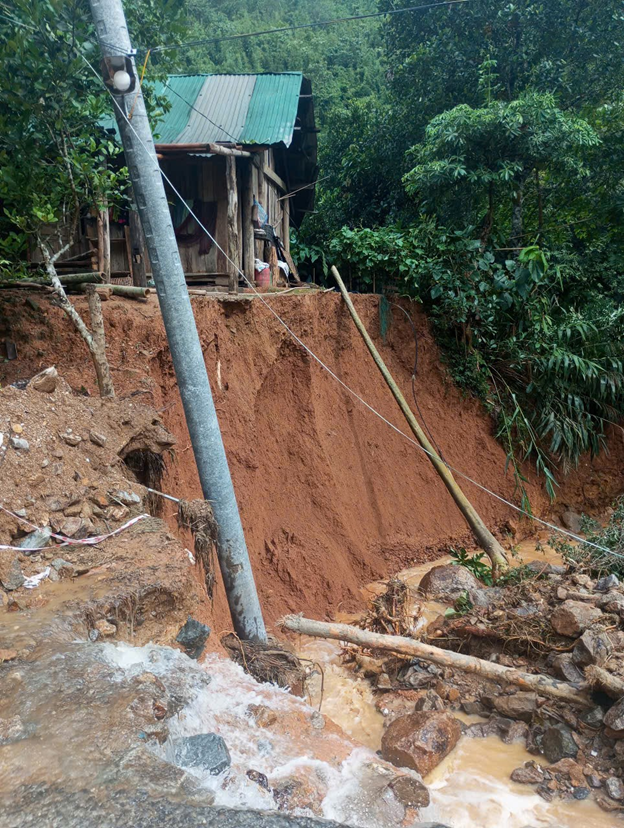 Liên tục xảy ra mưa lớn, lũ quét, Quốc lộ 16 sạt lở chia cắt 