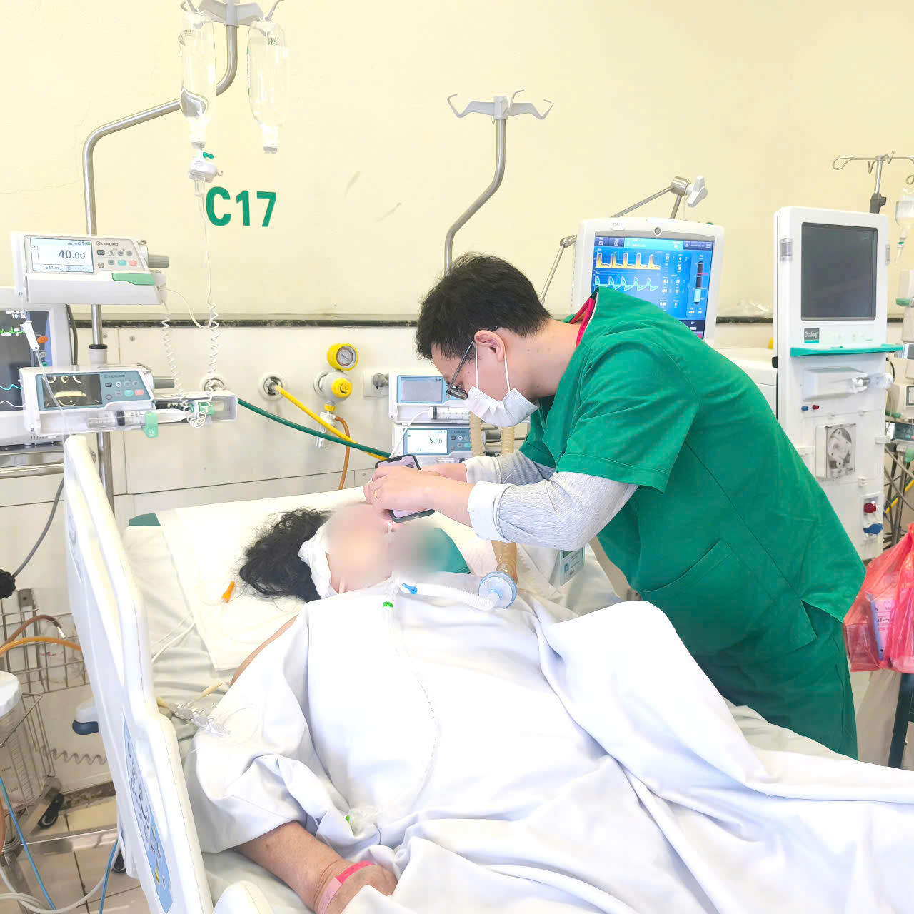 Bệnh nhân xuất huyết não nguy kịch do tự ý dùng lại đơn thuốc cũ và quên uống thuốc 