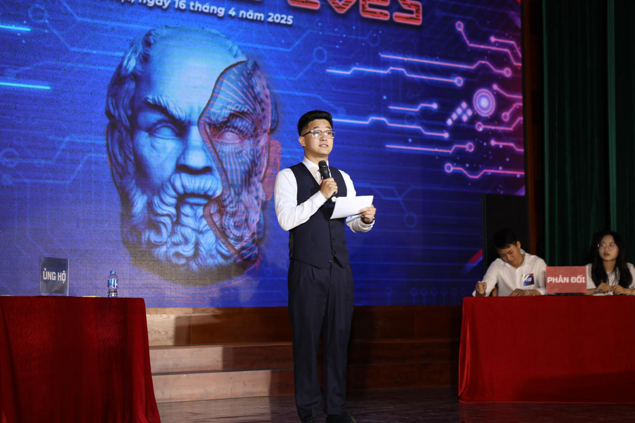 Trần Thế Phương đăng quang Quán quân Hùng biện Socrates 2025 sau màn tranh luận ấn tượng