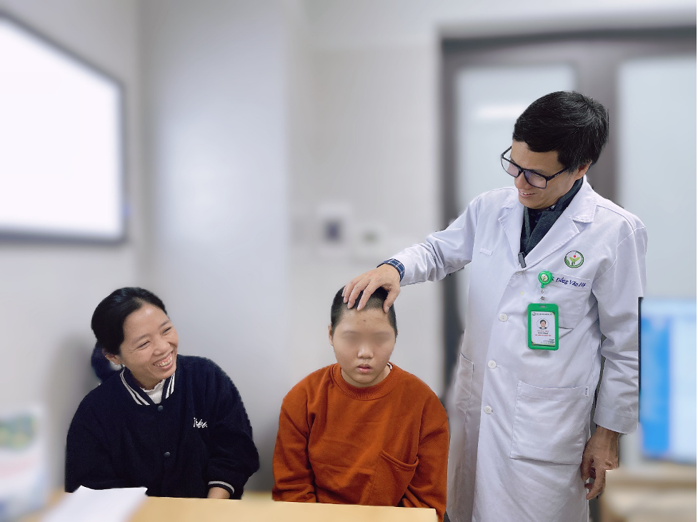 Bé gái 14 tuổi phát hiện u não hiếm vì hội chứng Von Hippel-Lindau di truyền