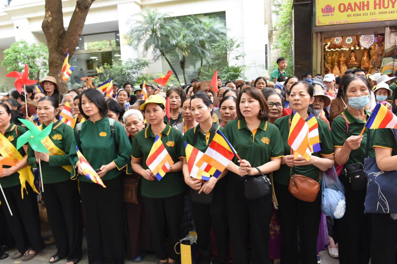 Hà Nội: Hàng nghìn phật tử thành kính nghênh đón xá lợi Đức Phật tại chùa Quán Sứ