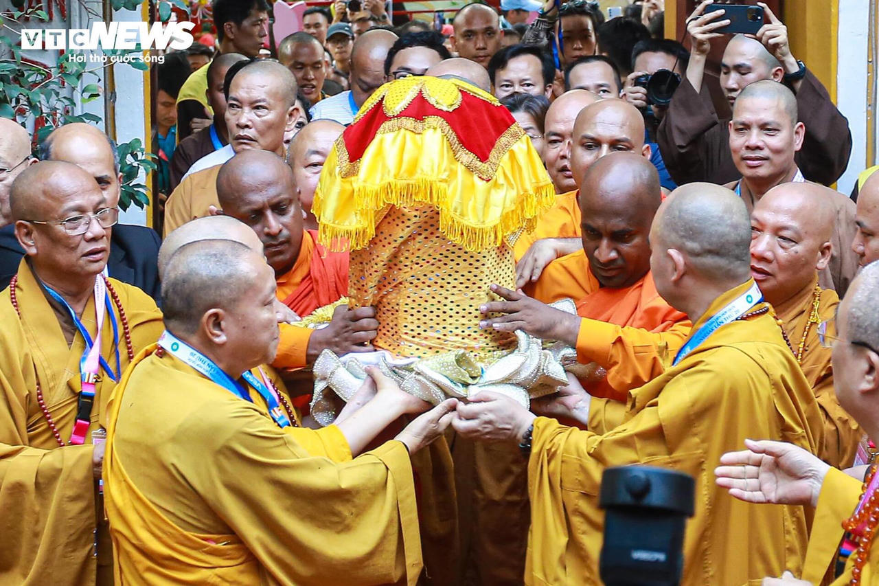 Hà Nội: Hàng nghìn phật tử thành kính nghênh đón xá lợi Đức Phật tại chùa Quán Sứ