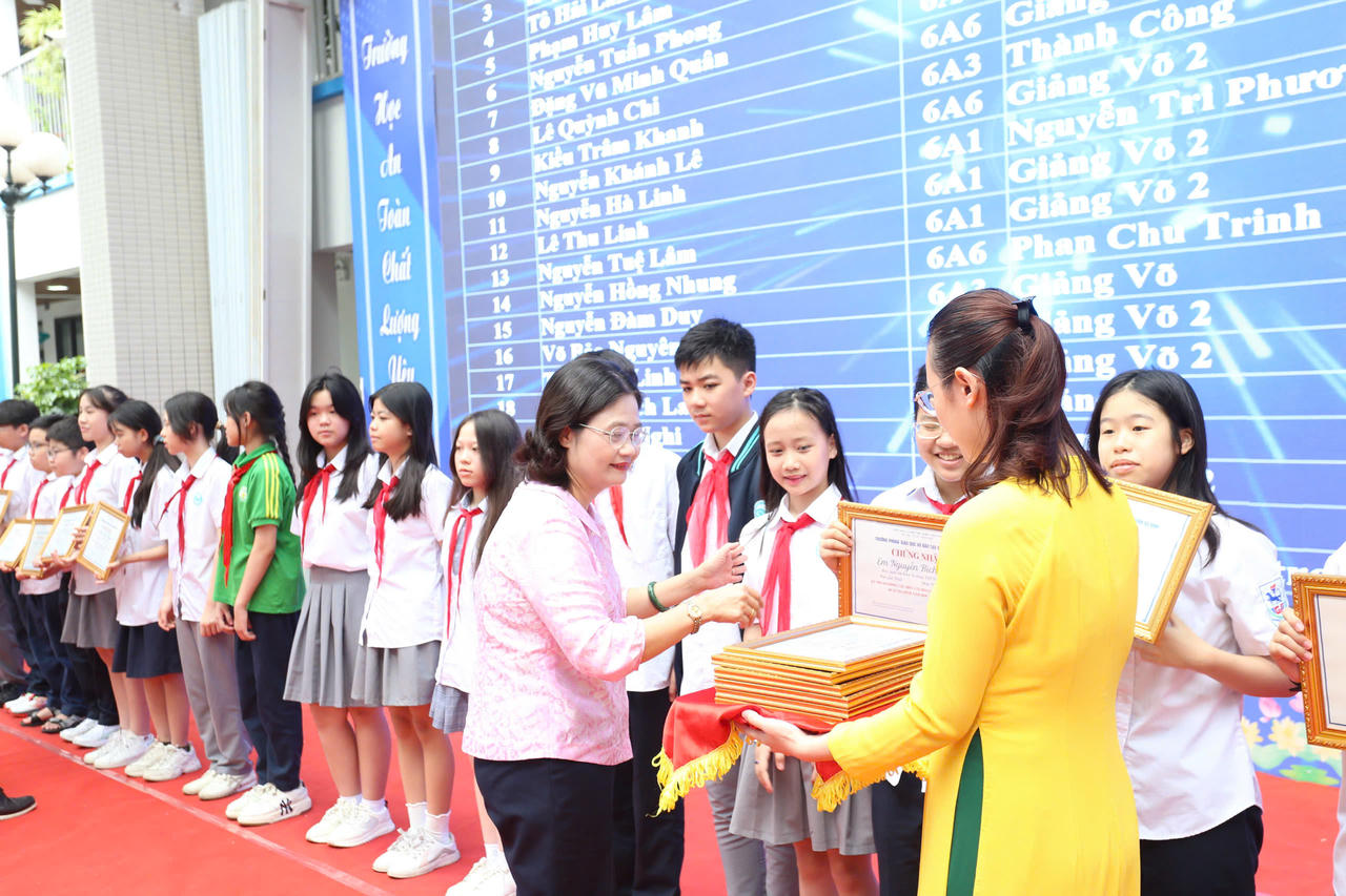 Ba Đình: Hơn 300 học sinh xuất sắc được vinh danh tại Kỳ thi Olympic các môn văn hóa lớp 6, 7, 8