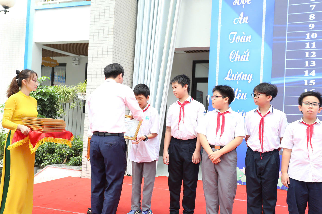 Ba Đình: Hơn 300 học sinh xuất sắc được vinh danh tại Kỳ thi Olympic các môn văn hóa lớp 6, 7, 8