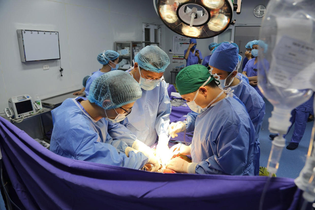 Quảng Ninh: Xuyên đêm lấy đa tạng và ghép thận cho 2 bệnh nhân từ một người hiến chết não