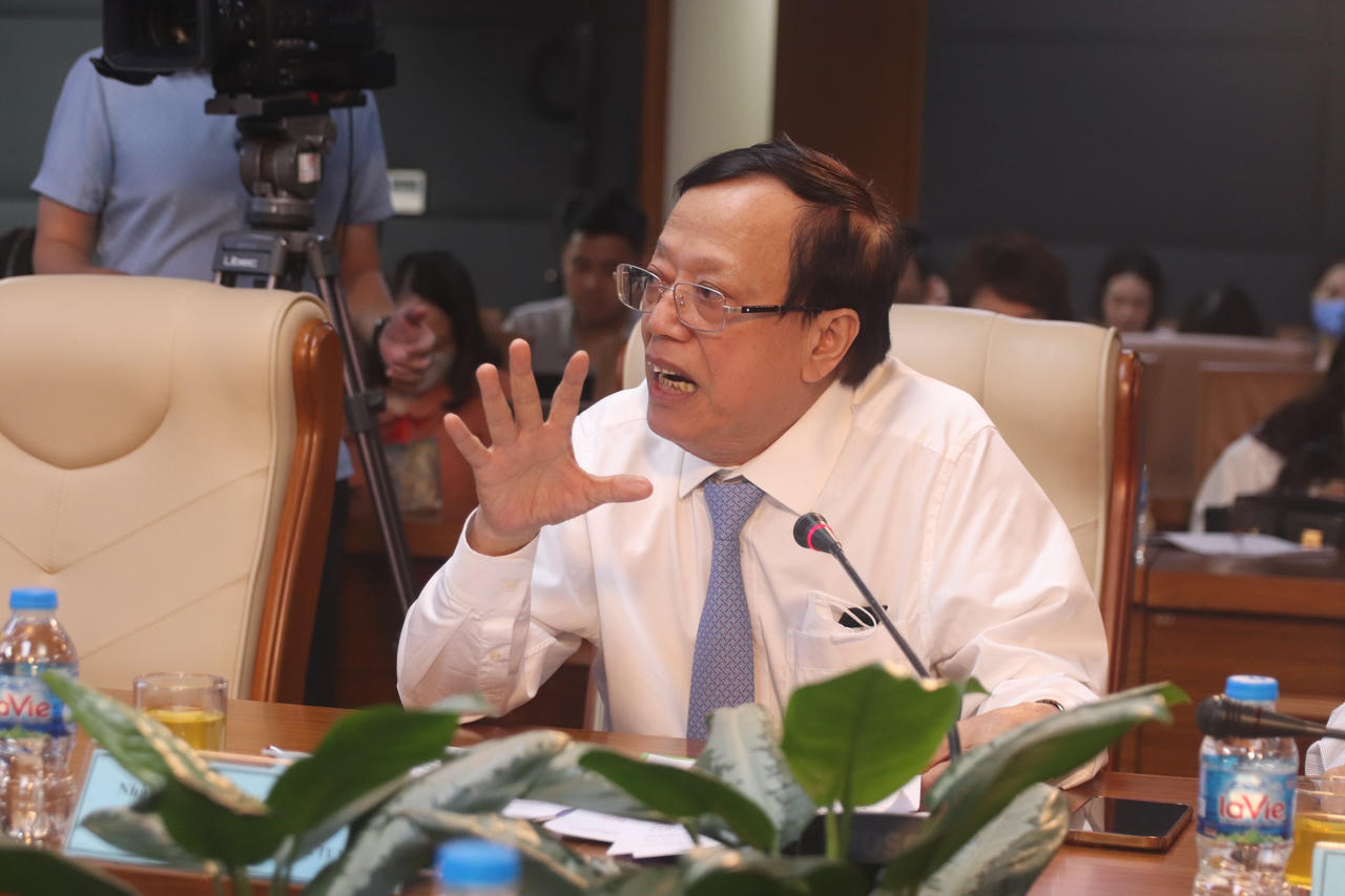 Kiểm soát và định giá sách giáo khoa để học sinh nghèo cũng có thể sử dụng