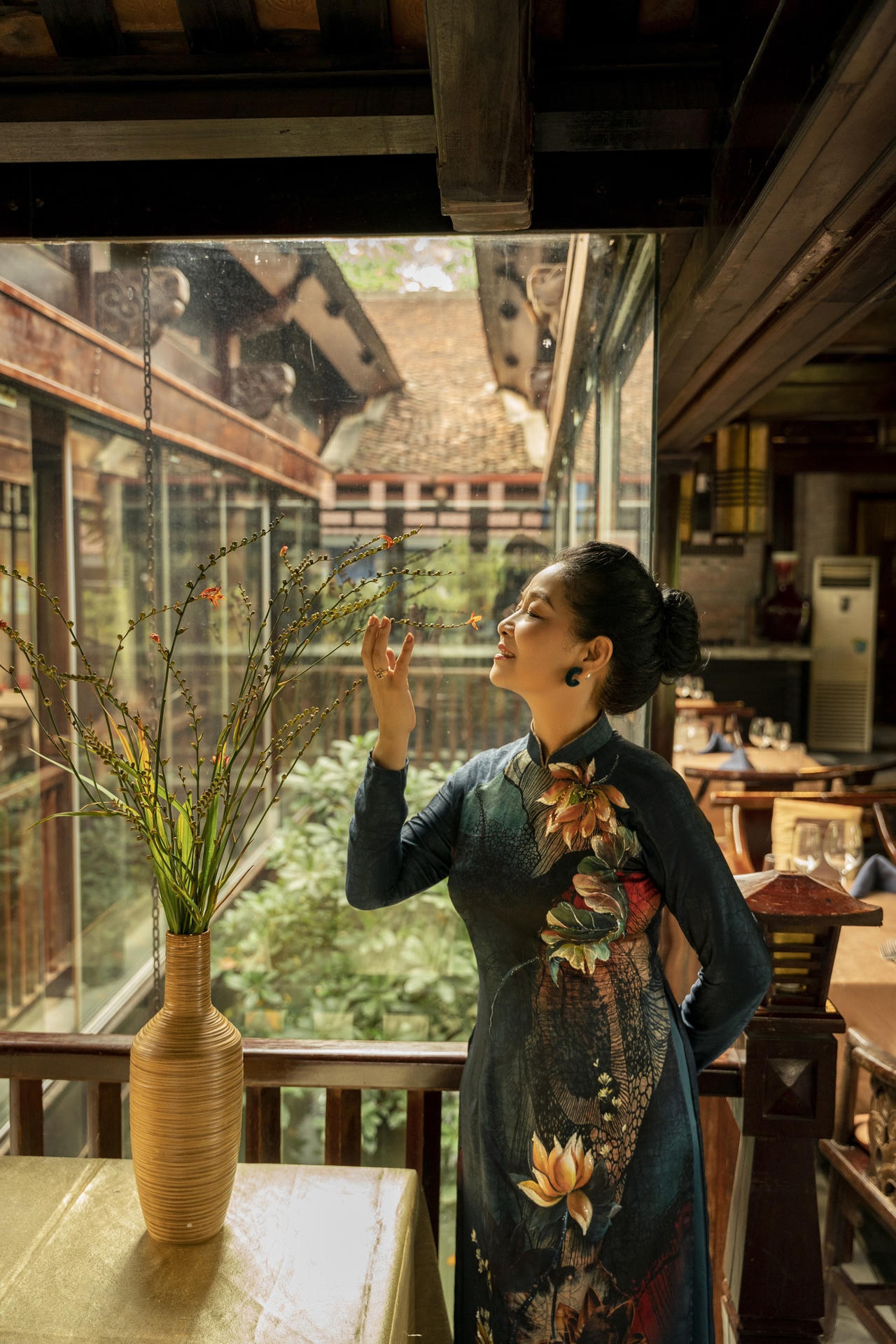 Nghệ sĩ Ưu tú Minh Phương: Gia đình, nghệ thuật và tình yêu với áo dài