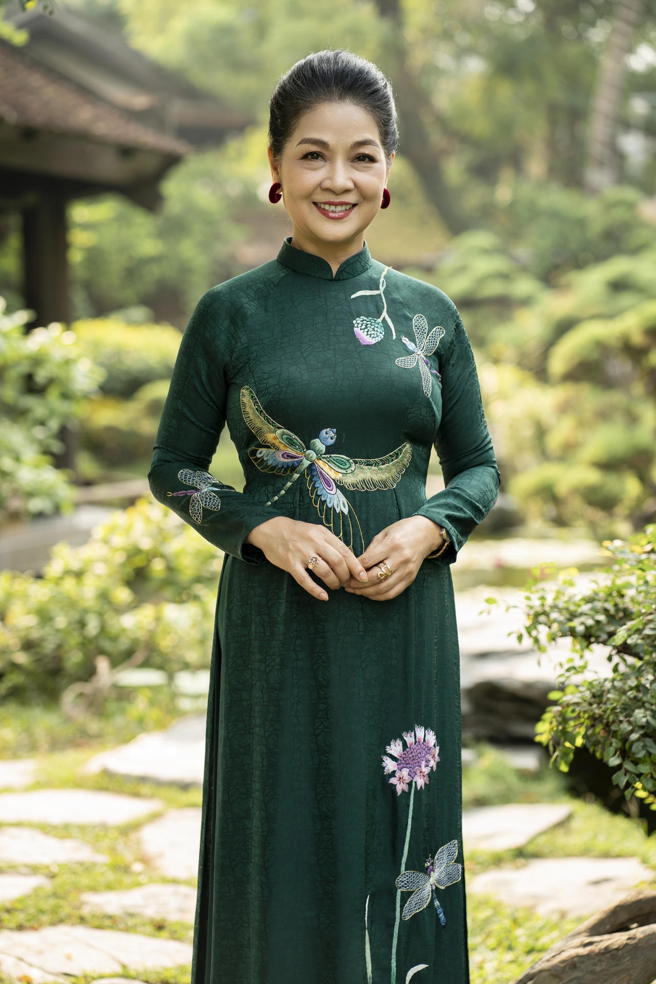 Nghệ sĩ Ưu tú Minh Phương: Gia đình, nghệ thuật và tình yêu với áo dài