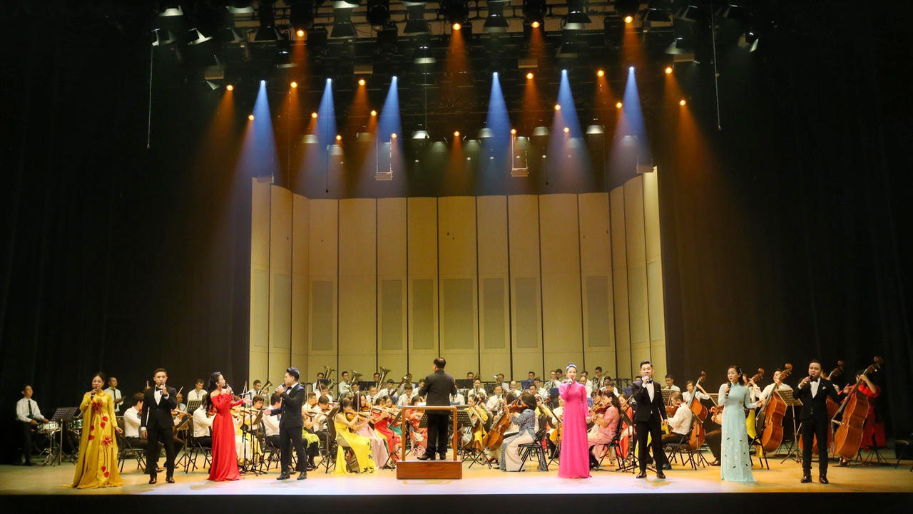 Sóng nhạc Hồ Gươm xanh - Bản giao hưởng của dân tộc và thời đại