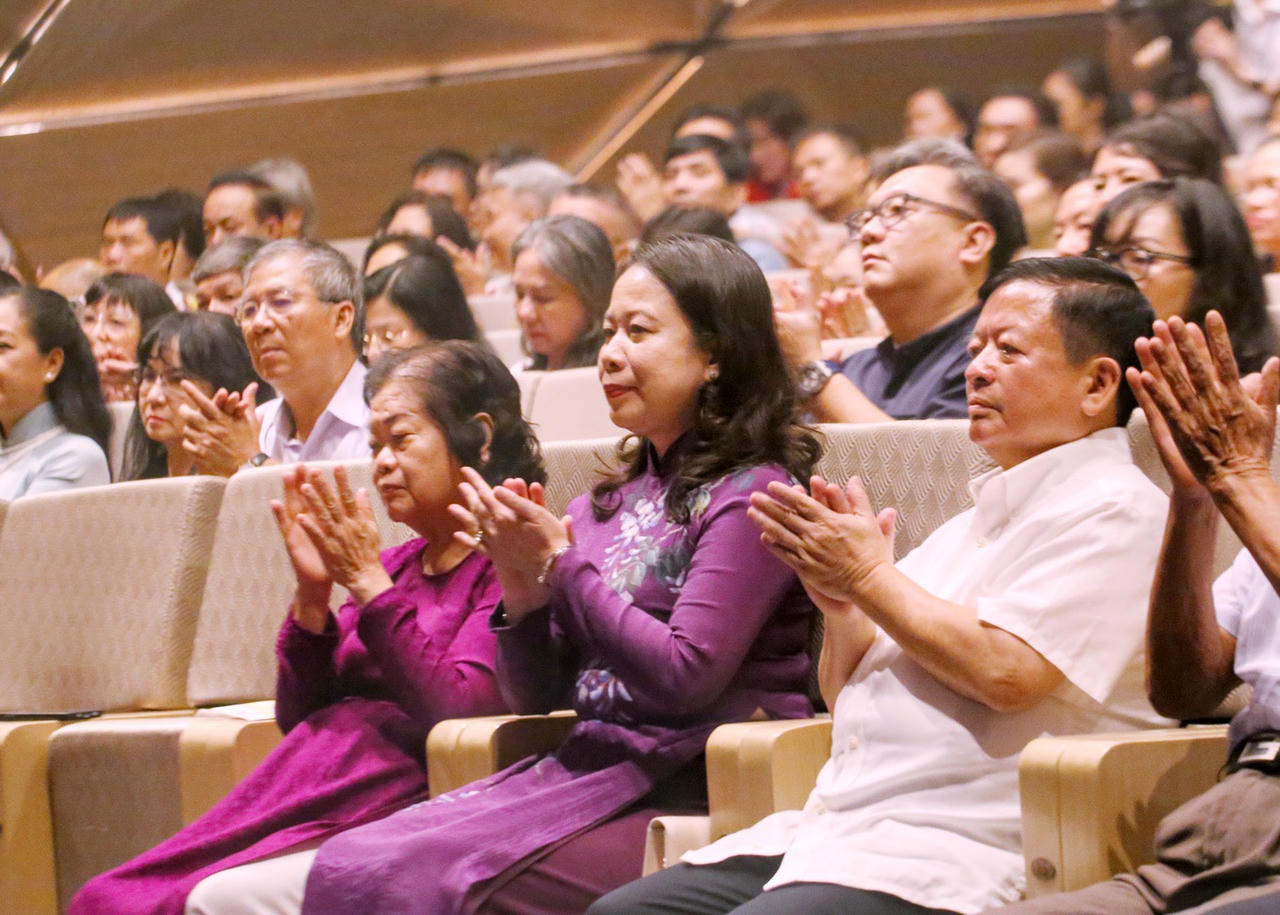 Sóng nhạc Hồ Gươm xanh - Bản giao hưởng của dân tộc và thời đại