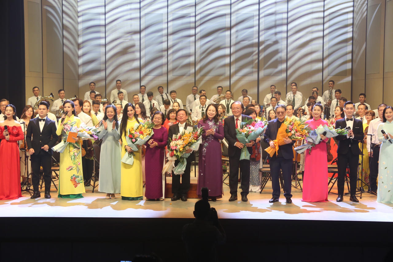 Sóng nhạc Hồ Gươm xanh - Bản giao hưởng của dân tộc và thời đại