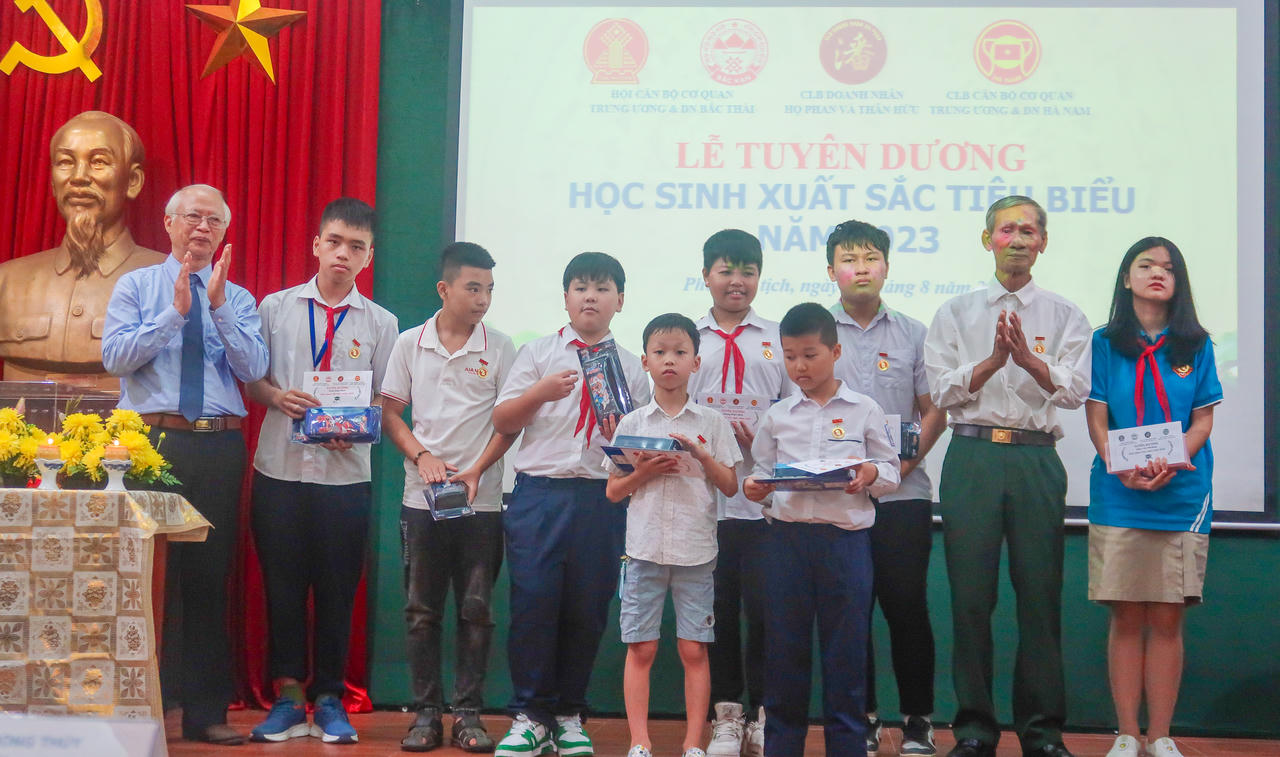 Tuyên dương học sinh xuất sắc tiêu biểu và ra mắt CLB Doanh nhân họ Phan và Thân hữu