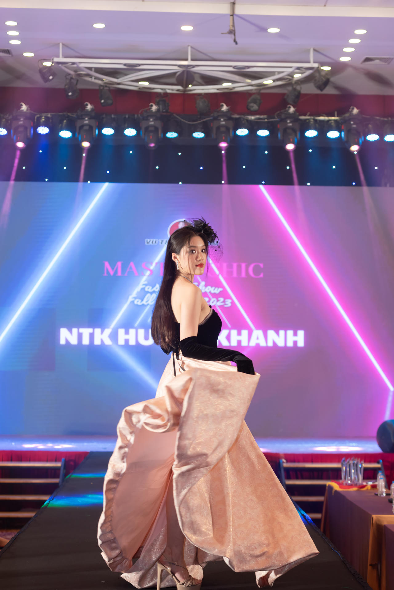 Việt Nam Tỏa Sáng - Tôn vinh người phụ nữ qua vẻ đẹp thời trang