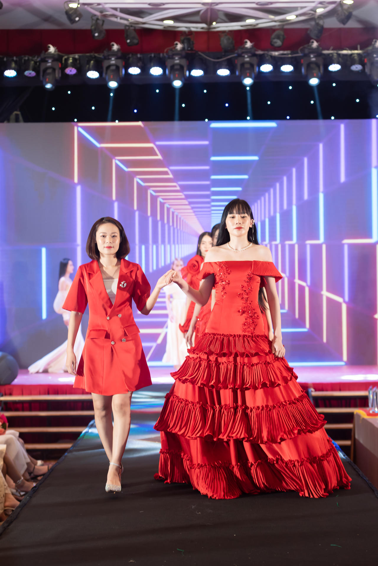 Việt Nam Tỏa Sáng - Tôn vinh người phụ nữ qua vẻ đẹp thời trang