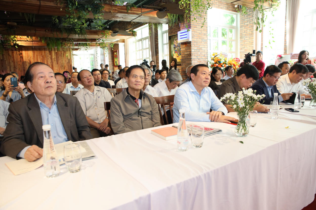  Tập thơ “Hoa đời mùa sau” của nhà thơ Nguyễn Hồng Vinh: Từ những chiêm nghiệm thiết thực 