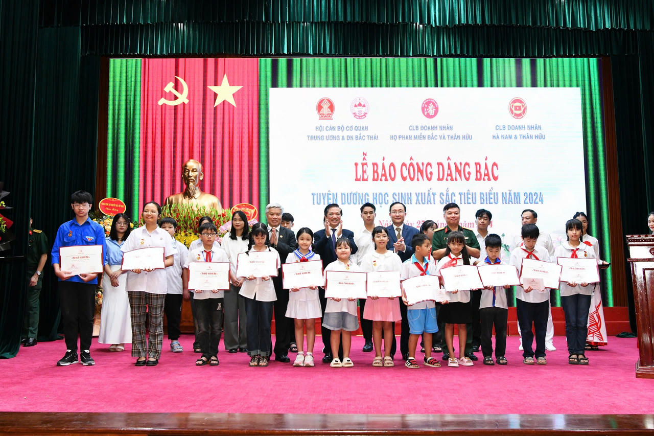 Lễ báo công dâng Bác tuyên dương học sinh tiêu biểu năm học 2024