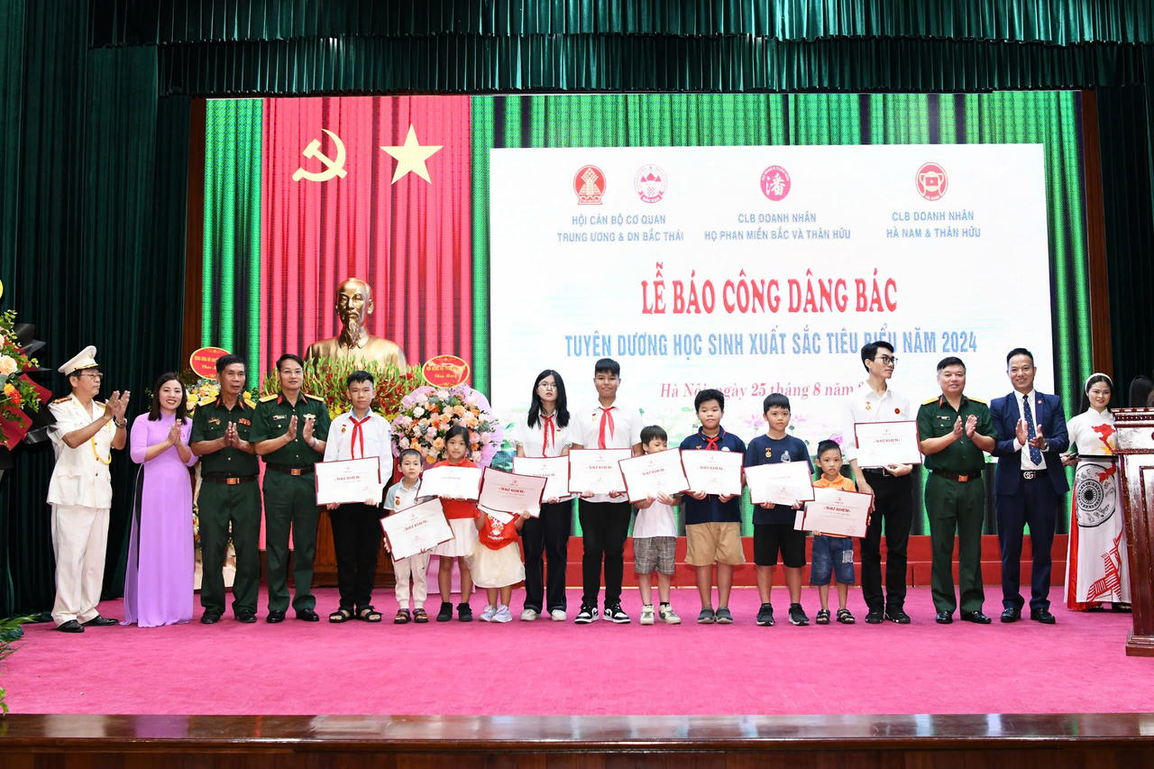 Lễ báo công dâng Bác tuyên dương học sinh tiêu biểu năm học 2024