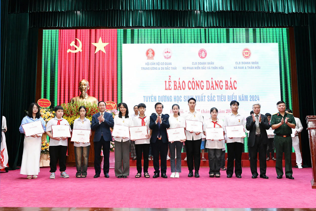 Lễ báo công dâng Bác tuyên dương học sinh tiêu biểu năm học 2024