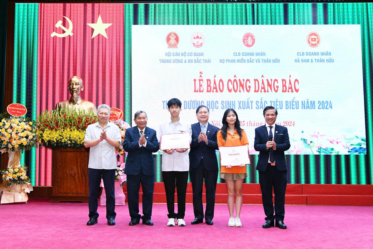 Lễ báo công dâng Bác tuyên dương học sinh tiêu biểu năm học 2024