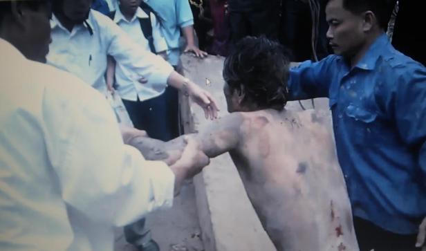 “Ngáo đá” nam thanh niên chui sâu vào cống nước