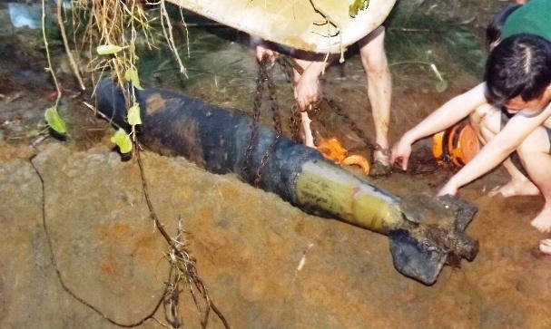 Nghệ An: Trục vớt quả bom nặng 250kg