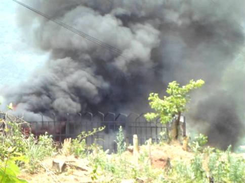 Xe tải bốc cháy khi đang chạy, tắc QL 12A hơn 2 giờ