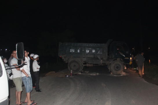 Nam sinh bị xe tải cán tử vong khi dừng bên đường nghe điện thoại