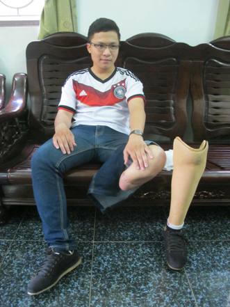 Nghị lực phi thường, của nam sinh chân giả “lai kinh ứng thí”