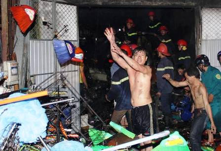 Chủ ki-ốt về quê, cửa hàng bốc cháy trong đêm